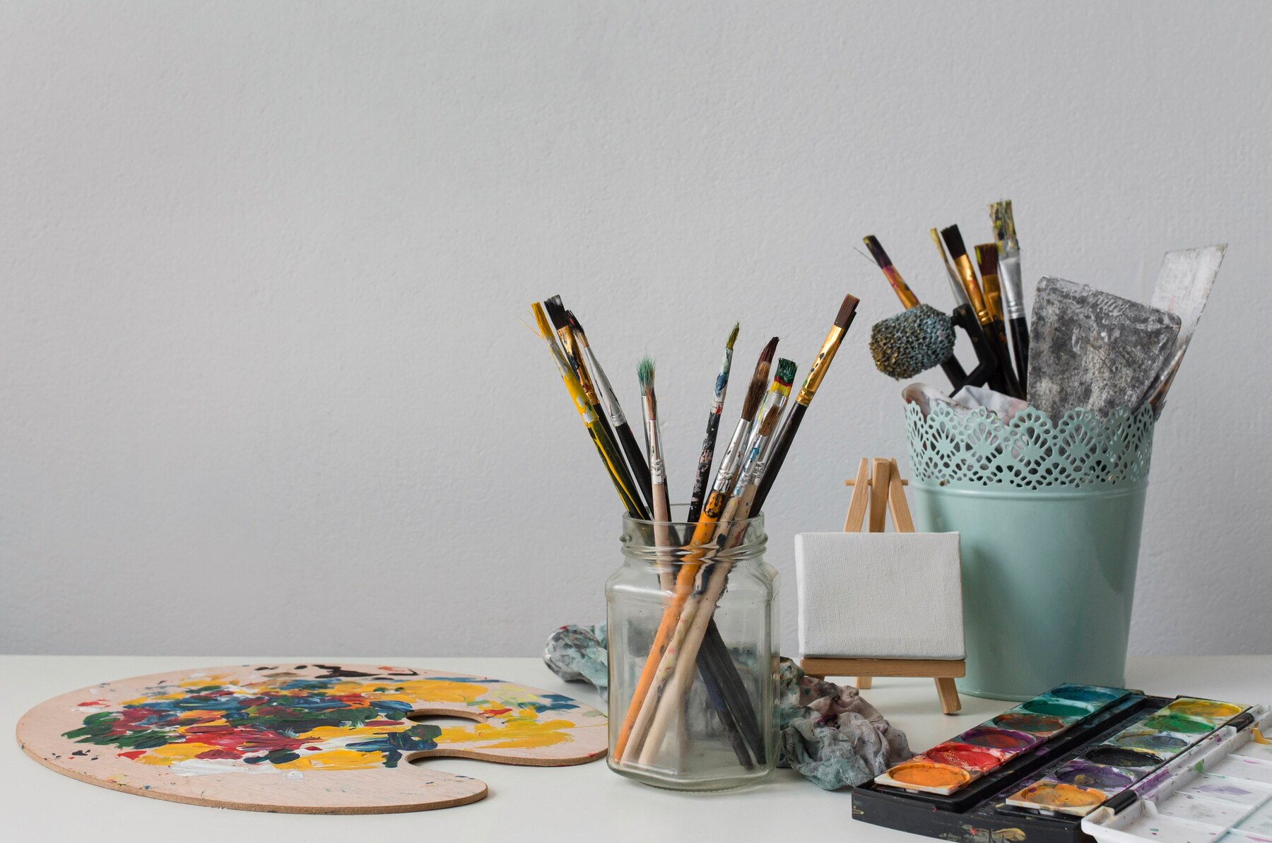 artist-props-collection-table_23-2148929920